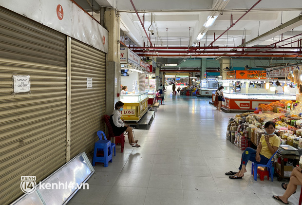  Chợ bán sỉ lớn nhất Sài Gòn ế ẩm sau Tết, nhiều tiểu thương ngậm ngùi sang nhượng hoặc cho thuê sạp - Ảnh 2.