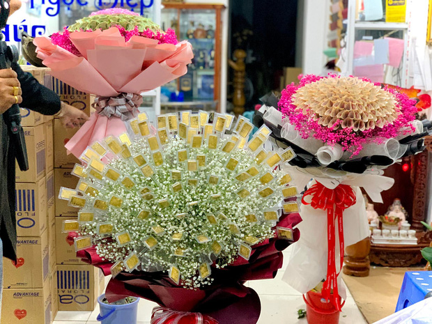 Khủng nhất dịp 8/3: Khách đặt bó hoa đặc biệt làm từ 100 cây vàng trị giá bằng cả căn nhà, chủ shop vừa mừng vừa lo - Ảnh 2.
