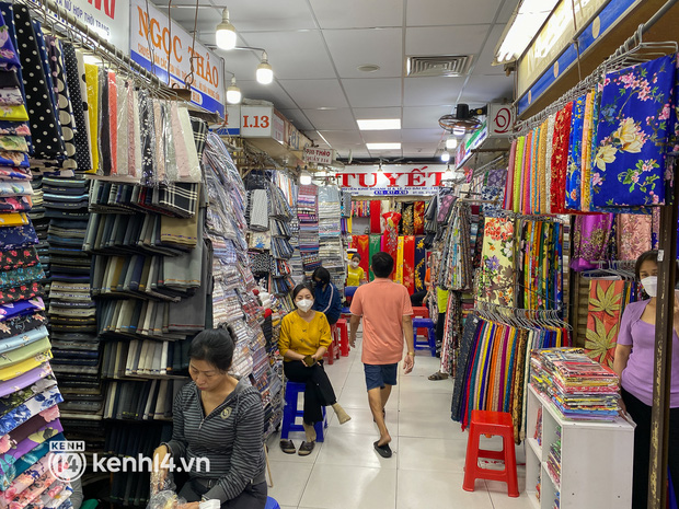 Chợ bán sỉ lớn nhất Sài Gòn ế ẩm sau Tết, nhiều tiểu thương ngậm ngùi sang nhượng hoặc cho thuê sạp - Ảnh 17.