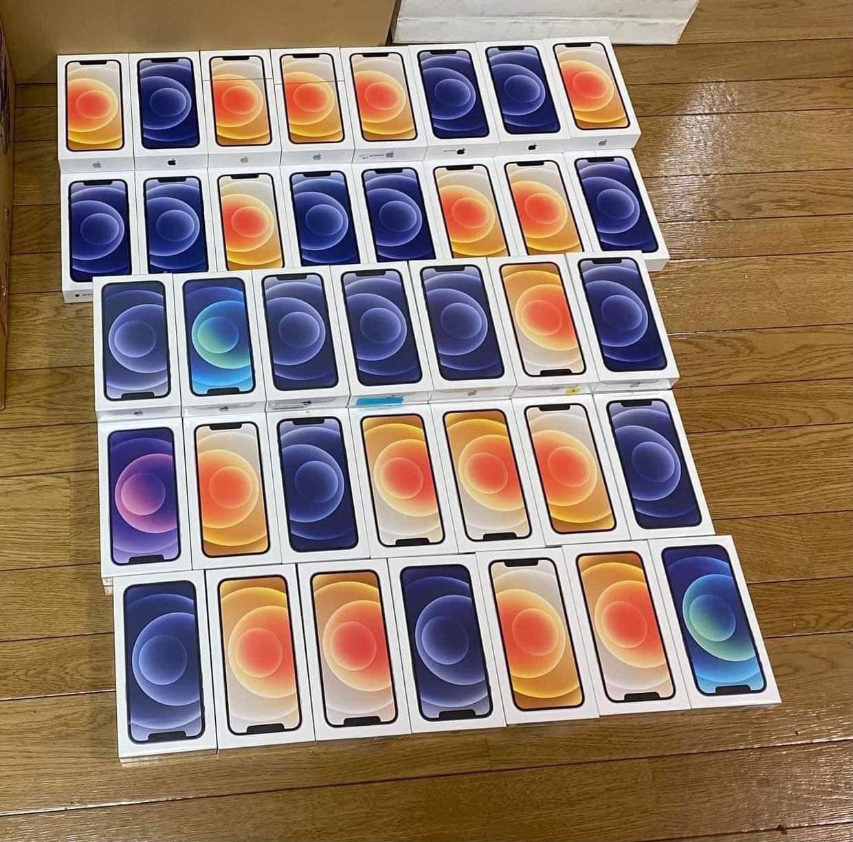 Cheap iPhone 12 overflows to Vietnam: The price is the same as the genuine iPhone 11, which is sought after by many people - Photo 1.