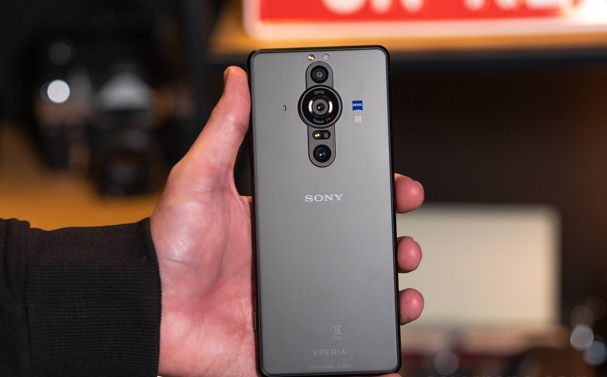 Smartphone cao cấp đua nhau giảm sàn tại Việt Nam mùa thấp điểm, siêu phẩm mới của Sony rớt giá gần 10 triệu đồng - Ảnh 1.