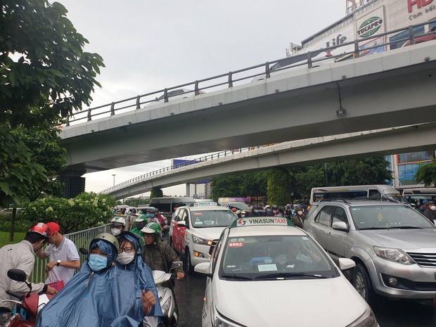  Hàng nghìn phương tiện “chôn chân” tại cổng sân bay Tân Sơn Nhất vì… phần mềm thu phí bị trục trặc - Ảnh 2.