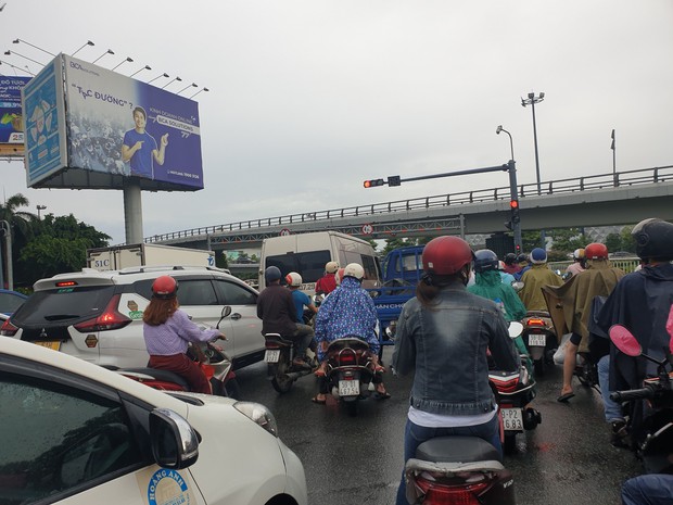  Hàng nghìn phương tiện “chôn chân” tại cổng sân bay Tân Sơn Nhất vì… phần mềm thu phí bị trục trặc - Ảnh 3.