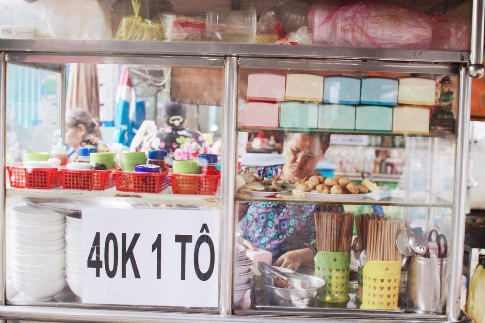 The special thing that makes Saigon sidewalk shops world-famous, 1 decade still keeping prices affordable - Photo 6.