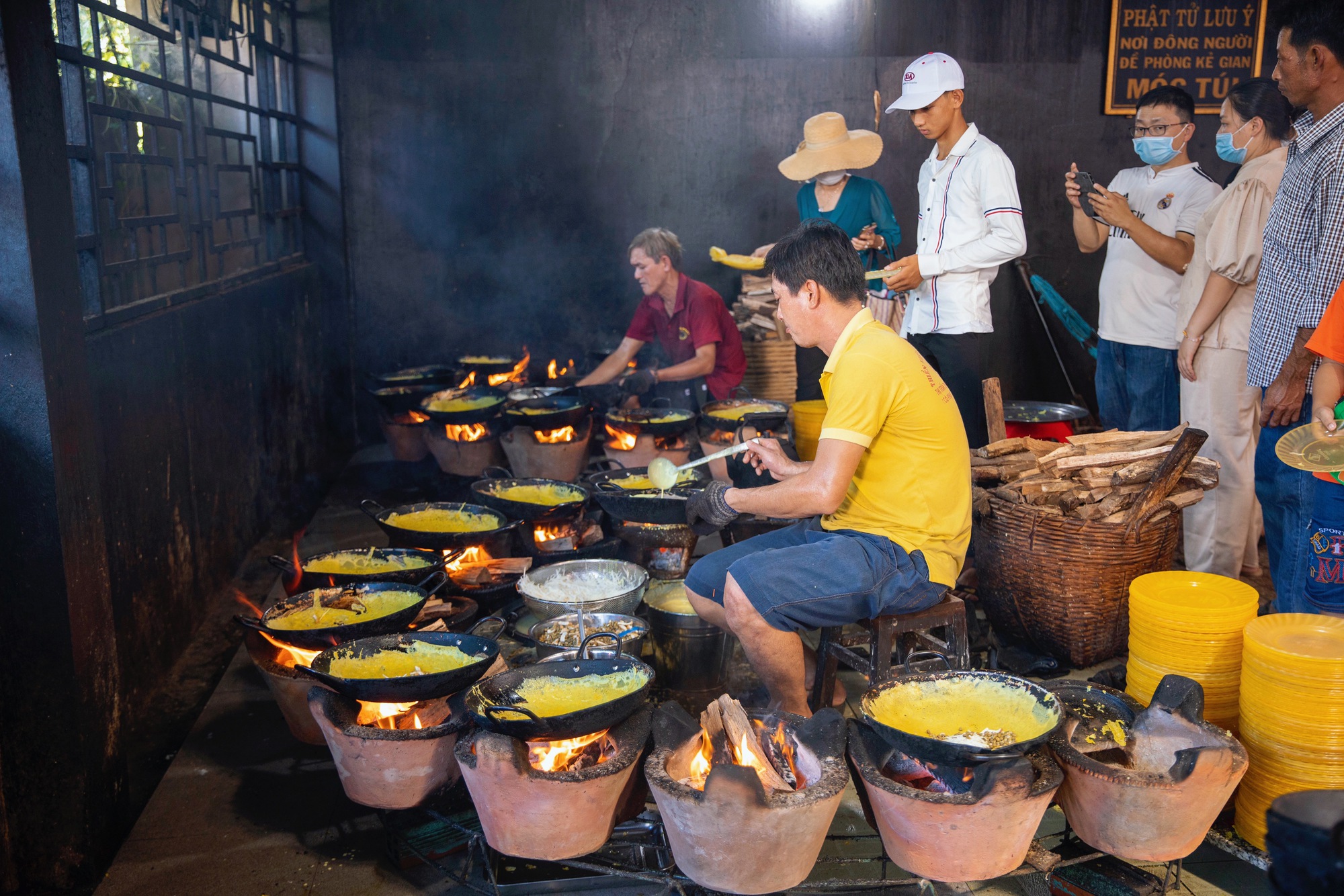 Bánh xèo chay 23 năm đãi khách miễn phí ở An Giang, số lượng bánh đổ 6.000 chiếc/ngày, người đổ bánh MÚA với 10 chiếc chảo liên tục - Ảnh 2.