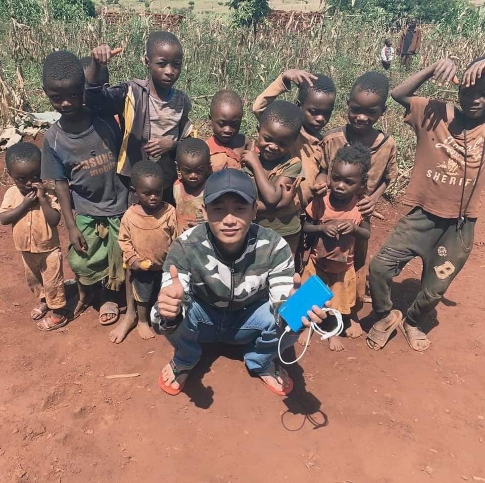 Vlogger Quang Linh: Chàng thợ xây sở hữu loạt video châu Phi triệu views, chung tay cùng HH Thùy Tiên xây giếng từ thiện - Ảnh 3.