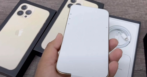 Chuyện chưa từng có: Khách mua iPhone 13 ở Việt Nam buộc phải khui hộp và kích hoạt ngay ở cửa hàng?