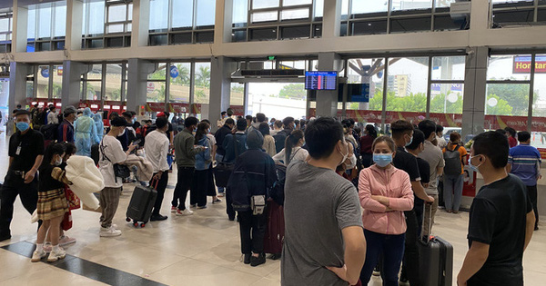 Hành khách xếp hàng dài ở sân bay Tân Sơn Nhất để đổi trả vé Tết vì dịch Covid-19