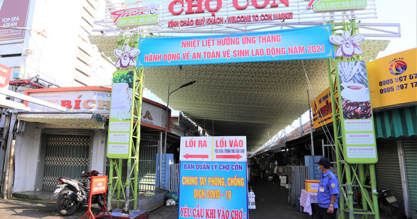 Ảnh: Người Đà Nẵng lần đầu trải nghiệm đi chợ bằng thẻ ứng dụng công nghệ QR Code