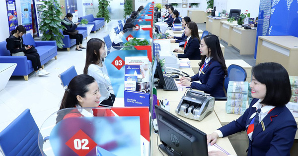 Lãi suất tiền gửi giảm từ 14% xuống chỉ còn 4%/năm, đâu là nguyên nhân?