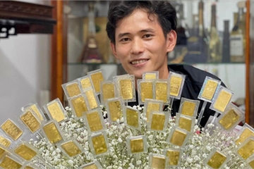 "Khủng" nhất dịp 8/3: Khách đặt bó hoa đặc biệt làm từ 100 cây vàng trị giá bằng cả căn nhà, chủ shop "vừa mừng vừa lo"