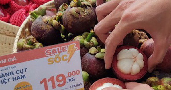Mangosteen in season, “eats off” Thai goods