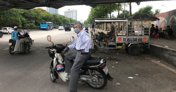 Giá xăng lập đỉnh mới, lái xe ôm, taxi, người bán hàng rong... 'khóc ròng'