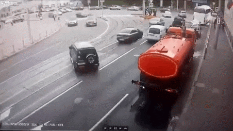 Nữ tài xế lái xe đánh võng một mình một đường