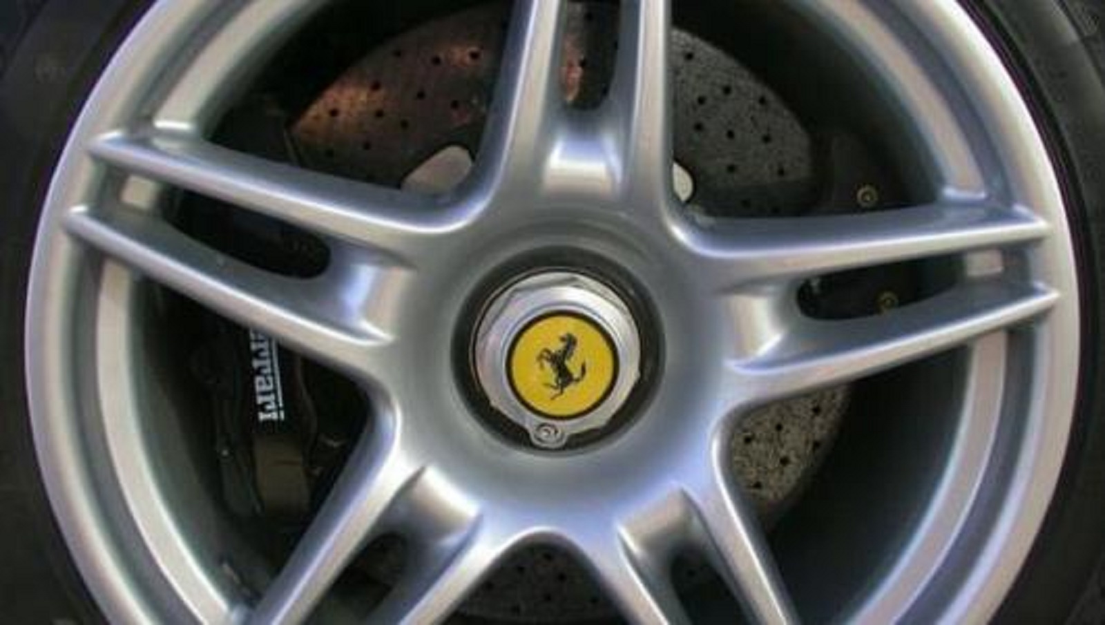 Phanh gốm carbon trên Ferrari Enzo