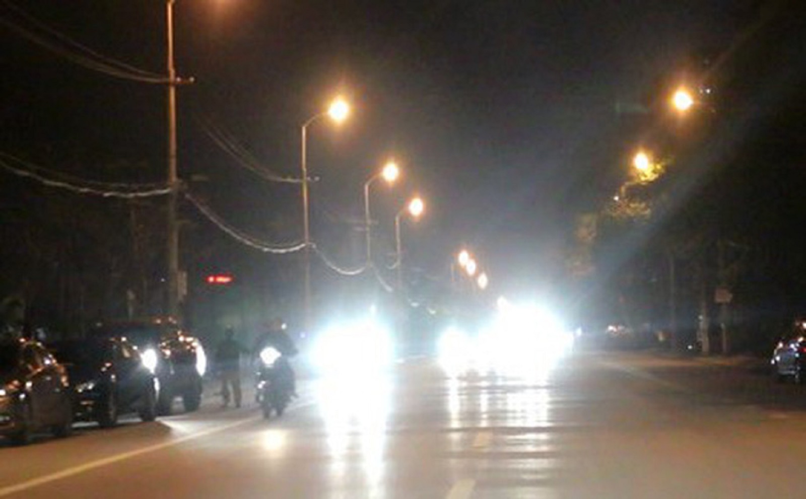 Ô tô, xe máy bật đèn pha trong thành phố bị phạt bao nhiêu tiền?