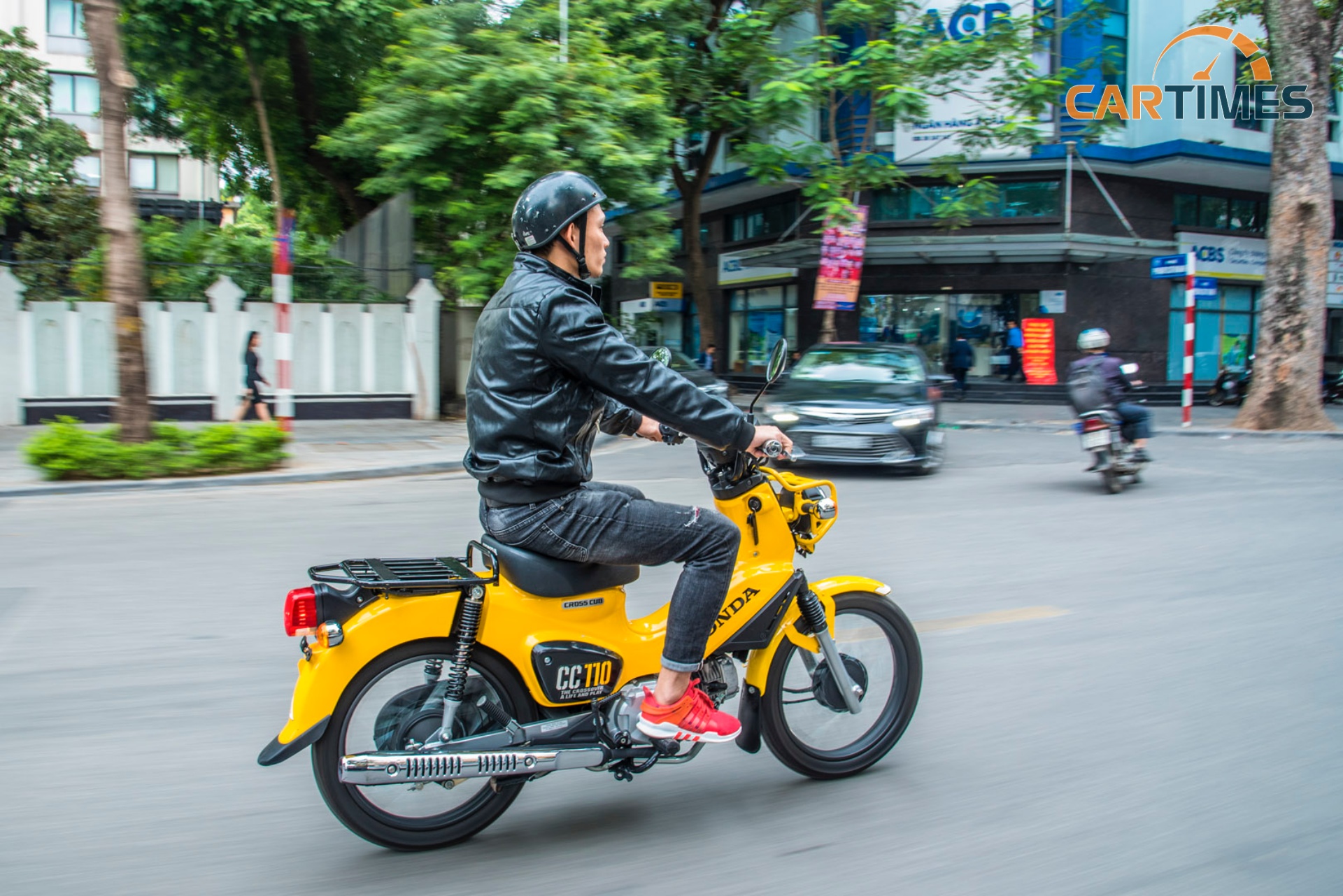 Honda Cross Cub khá dễ điều khiển với tay lái thấp, hộp số êm