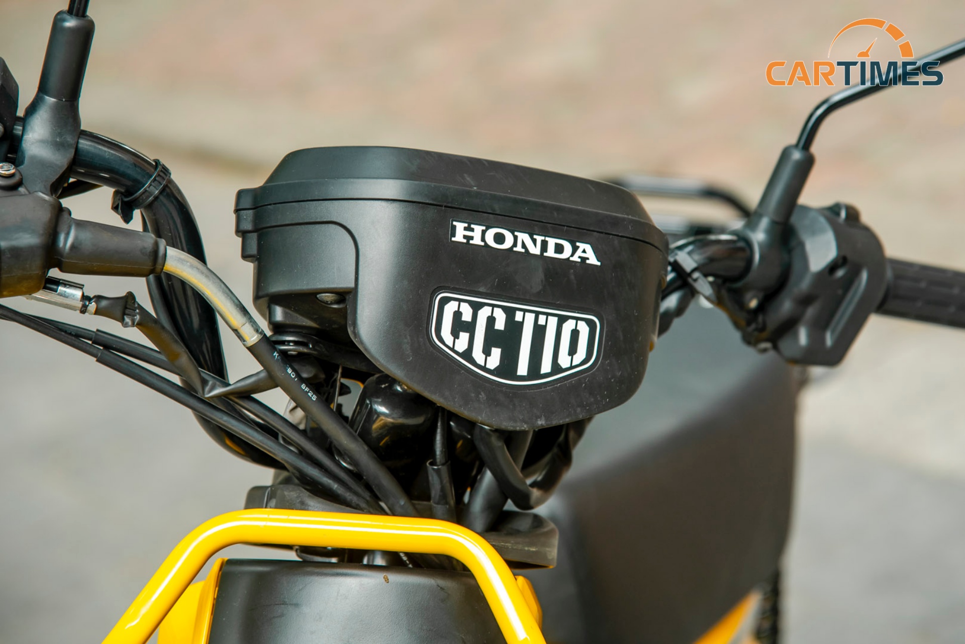 Phần đầu xe Honda Cross Cub với logo CC110