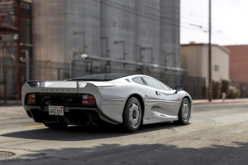 Chỉ có 271 chiếc Jaguar XJ220 được sản xuất