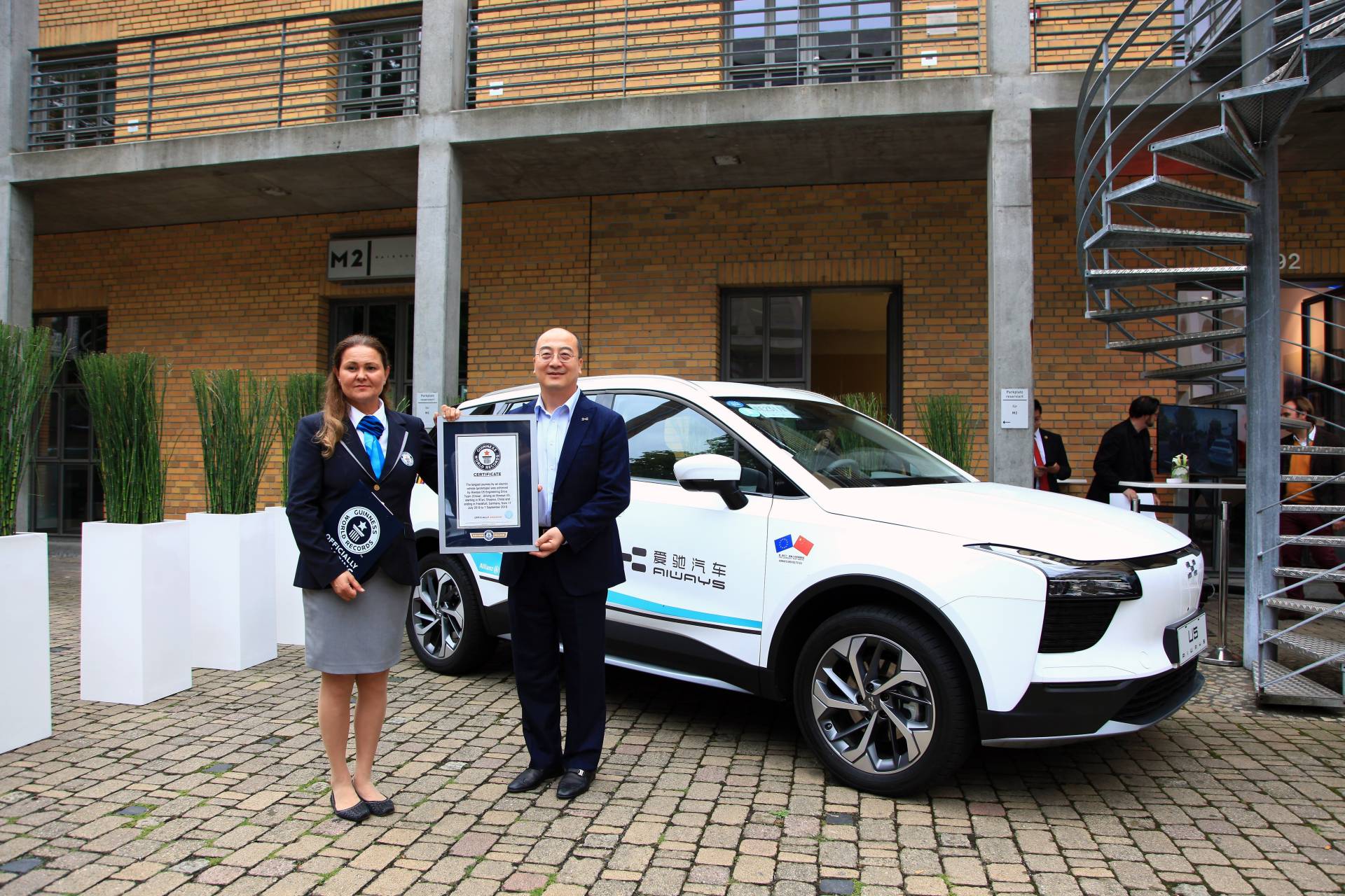 Đại diện Aiways nhận chứng nhận kỉ lục Guinness