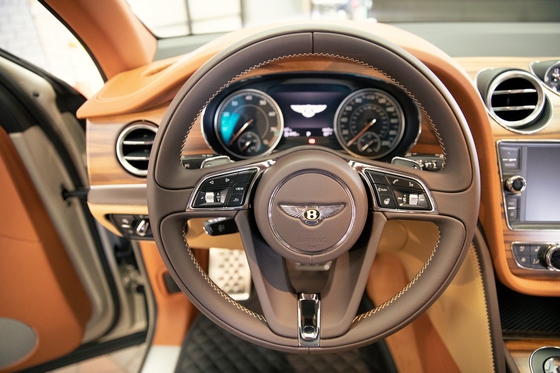 Cabin xe Bentley Bentayga phiên bản Stetson