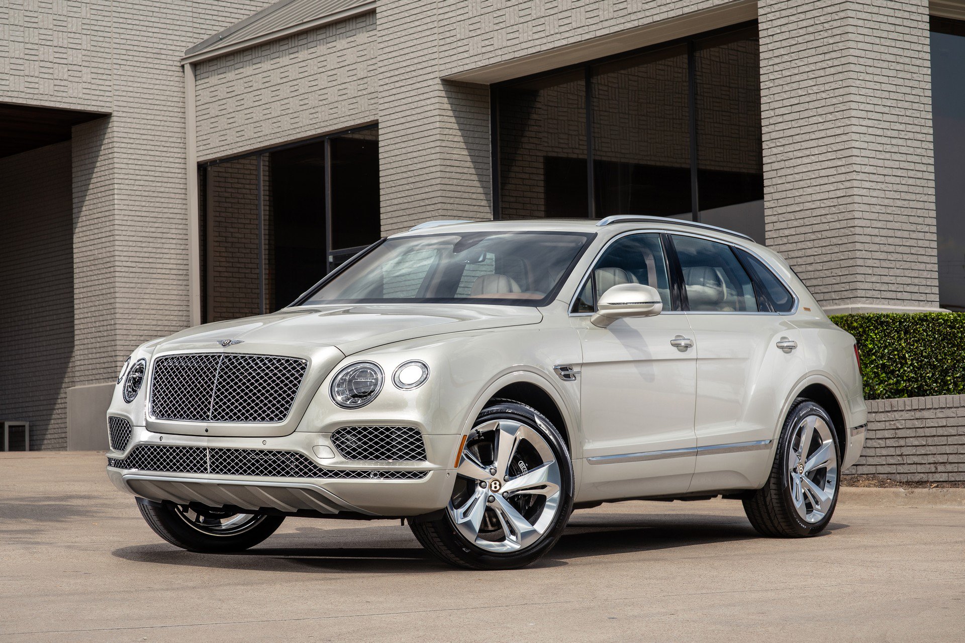 Bentley Bentayga ra mắt phiên bản dành cho cao bồi miền Tây, nội thất đặc biệt bọc da 