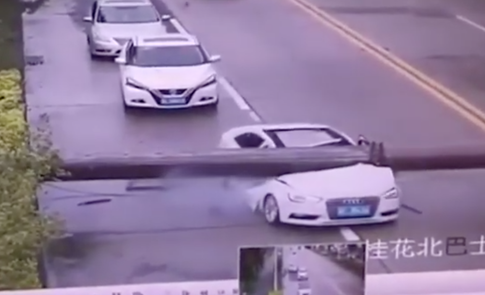 Cột điện đổ đè nát xe Audi