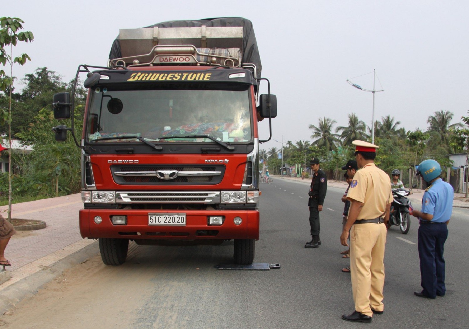 Ô tô quá hạn đăng kiểm bị xử phạt như thế nào?