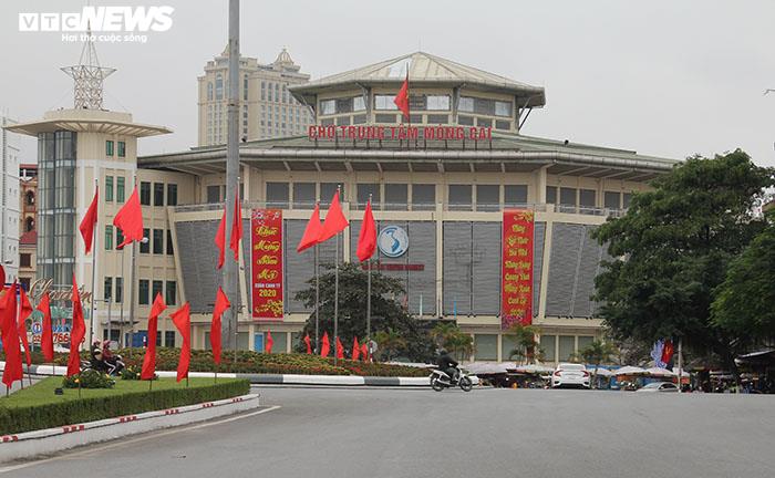 Ảnh: Hai chợ sầm uất nhất Móng Cái đóng cửa, gần 1.000 hộ ngừng kinh doanh - 1