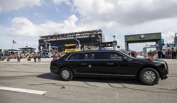 Chi tiết về 'quái thú' của Tổng thống Trump trên đường đua Daytona 500 - 1