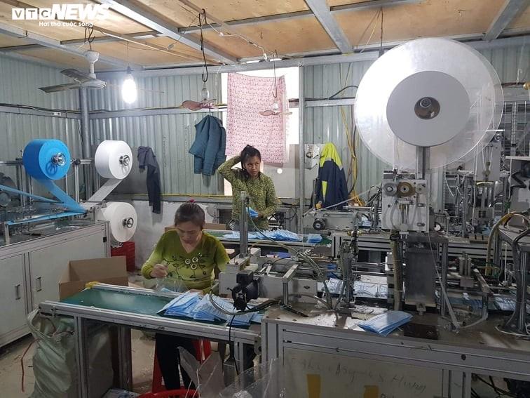 Ảnh: Cảnh sản xuất khẩu trang lộn xộn, nghi kém chất lượng ở Bắc Ninh - 3