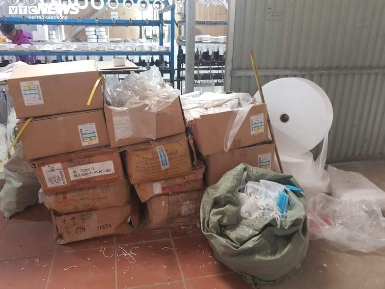 Ảnh: Cảnh sản xuất khẩu trang lộn xộn, nghi kém chất lượng ở Bắc Ninh - 2