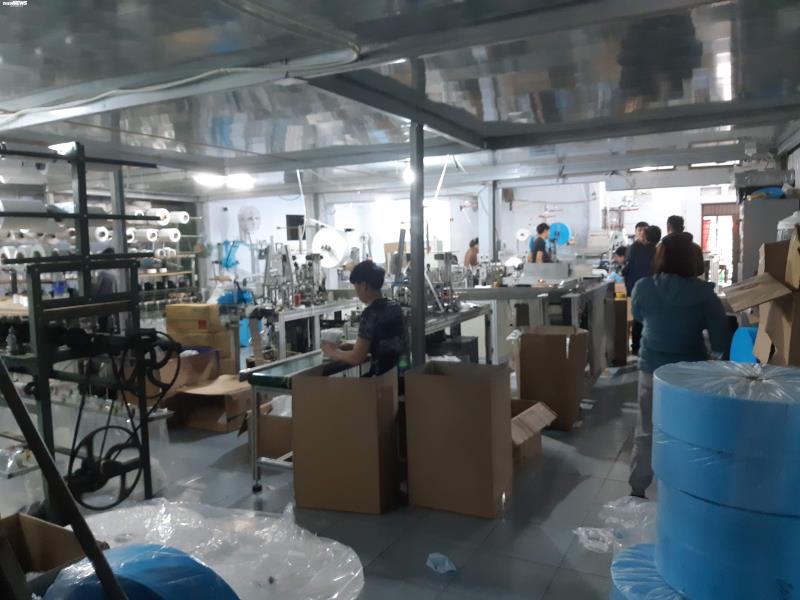 Ảnh: Cảnh sản xuất khẩu trang lộn xộn, nghi kém chất lượng ở Bắc Ninh - 15