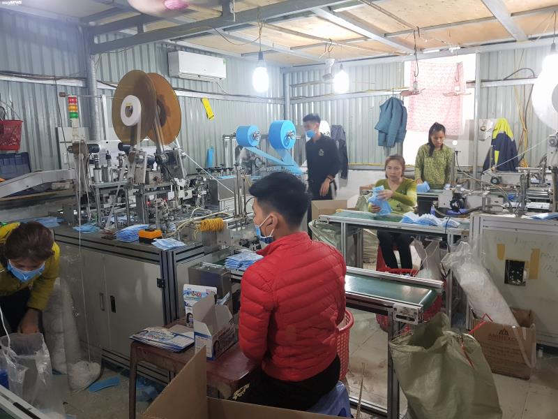 Ảnh: Cảnh sản xuất khẩu trang lộn xộn, nghi kém chất lượng ở Bắc Ninh - 8