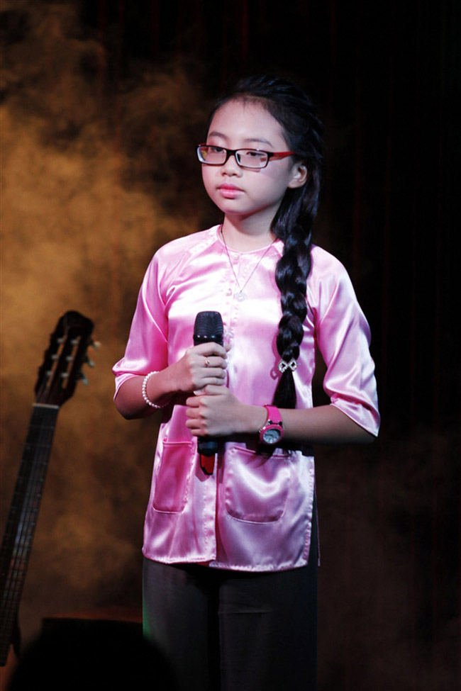 Sau khi bước ra từ cuộc thi The Voice Kids, Phương Mỹ Chi nhanh chóng được chú ý bởi giọng hát dân ca mượt mà.