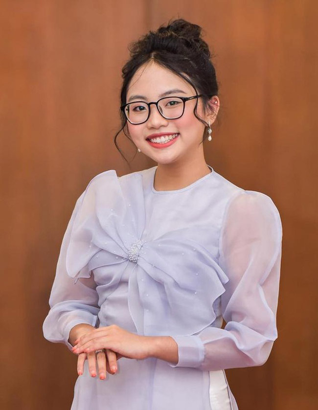 Chính vì vậy trong 6 năm gắn bó với công ty của Quang Lê, sự nghiệp của Phương Mỹ Chi phát triển vượt trội, từ cát-xê 20-30 triệu đồng đã tăng lên 6.000 USD khi đi lưu diễn ở hải ngoại.