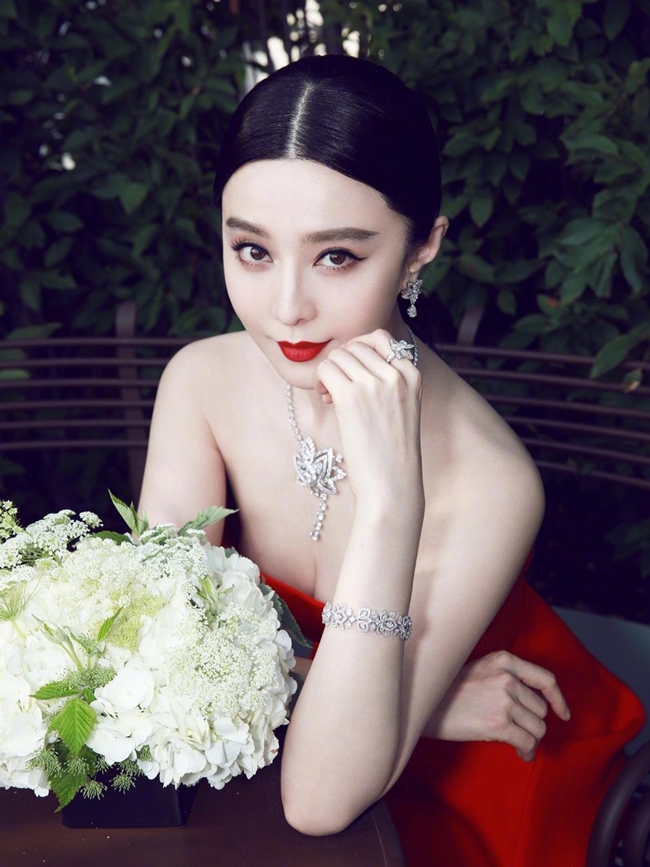 Phạm Băng Băng là mỹ nhân Trung Quốc duy nhất có mặt trong sách này. Dù một năm qua nữ diễn viên 8X chủ yếu ở ẩn do ảnh hưởng từ scandal trốn thuế năm 2018 song cô vẫn được xếp vào Top 10 nữ thần đẹp nhất châu Á. Băng Phạm đứng ở vị trí thứ 6.