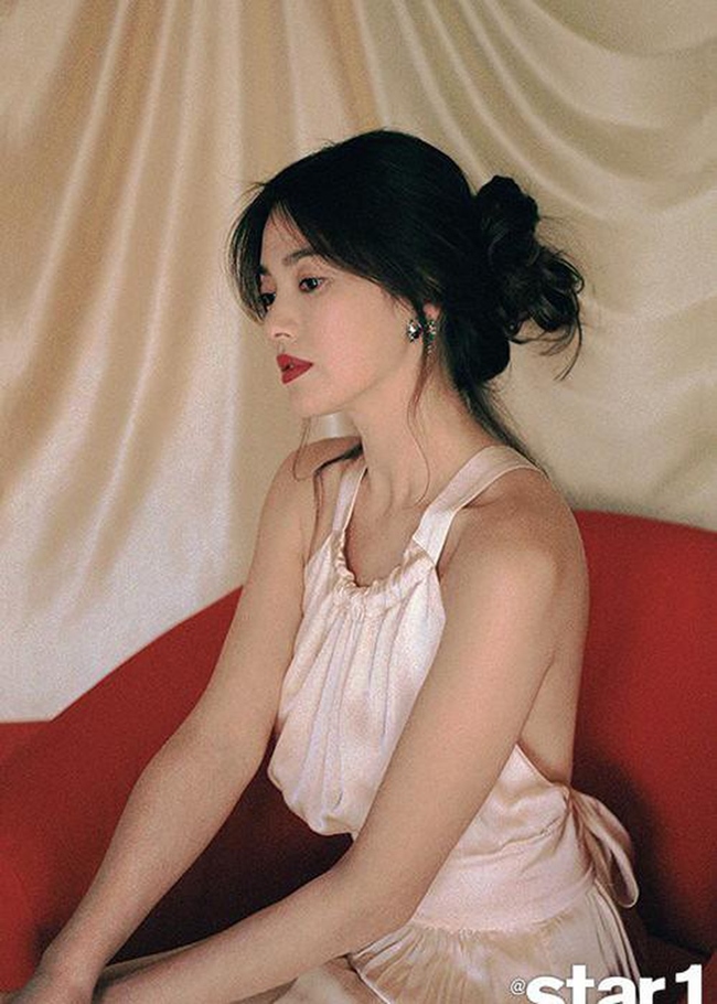 Song Hye Kyo nổi tiếng với vẻ đẹp tự nhiên. Cô luôn được xếp vào danh sách những mỹ nhân đẹp nhất Hàn Quốc do khán giả bầu chọn. Sau khi ly hôn, mỹ nhân