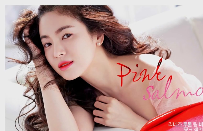 2019 là một năm sóng gió của Song Hye Kyo khi cô và Song Joong Ki ly hôn chỉ sau 2 năm làm đám cưới. Sự kiện cặp đôi Song - Song ly hôn gây chấn động toàn châu Á. Dù vậy, nữ diễn viên sinh năm 1981 vẫn được xếp vào danh sách 10 minh tinh đẹp nhất châu Á và xếp ở vị trí thứ 7.