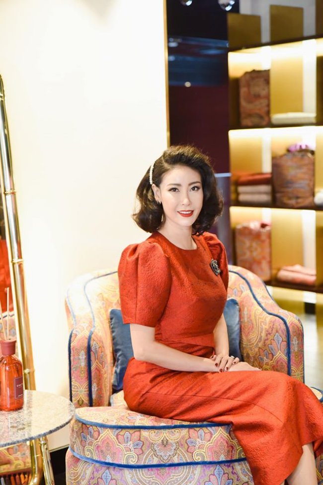 Hà Kiều Anh sinh năm 1976 và đăng quang Hoa hậu Việt Nam 1992. Sau 27 năm trở thành Hoa hậu, Hà Kiều Anh vẫn giữ được nhan sắc tươi trẻ, mặn mà và vóc dáng thon gọn.