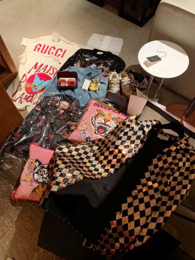 Người đẹp còn là một mỹ nữ hàng hiệu, thường xuyên khiến fan choáng váng khi tậu một lúc nhiều món hàng hiệu từ các nhà mốt hàng đầu thế giới như LV, Dior, Gucci...