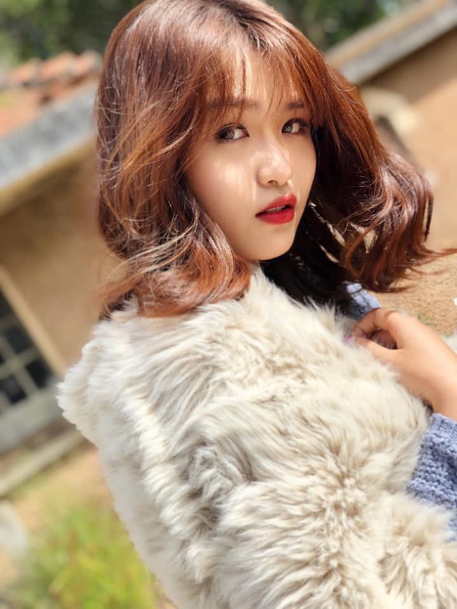 Hoàng Mập có lẽ là diễn viên béo nhất làng giải trí Việt với số cân hơn 140 kg. Thế nhưng ít ai biết cô con gái của anh lại sở hữu một ngoại hình vô cùng xinh đẹp và duyên dáng với chiều cao 1m72, không thua gì người mẫu.