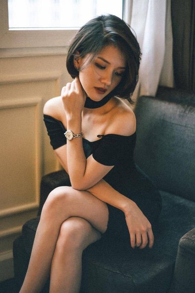 Cô nàng cũng không ngại biến hóa các phong cách mới mẻ với những bộ trang phục vừa gợi cảm lại vừa cá tính.