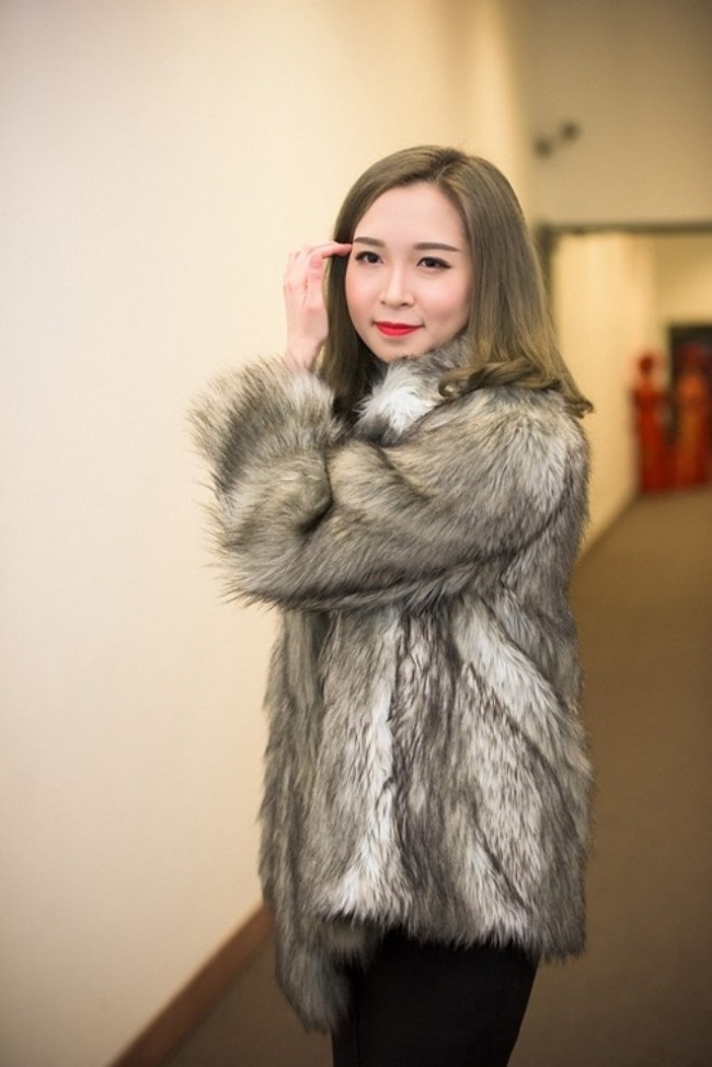 Bảo Linh sở hữu ngoại hình xinh đẹp, dịu dàng không thua kém những hot girl đình đám. Cô nàng ăn mặc sành điệu và nổi bật bởi làn da trắng muốt.