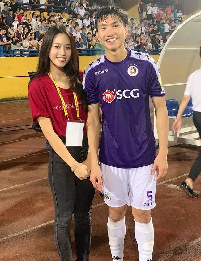 Khi dẫn sóng tại đài truyền hình, Bảo Châu thường chọn trang phục lịch thiệp khác với trang phục năng động khi tác nghiệp ngoài hiện trường.