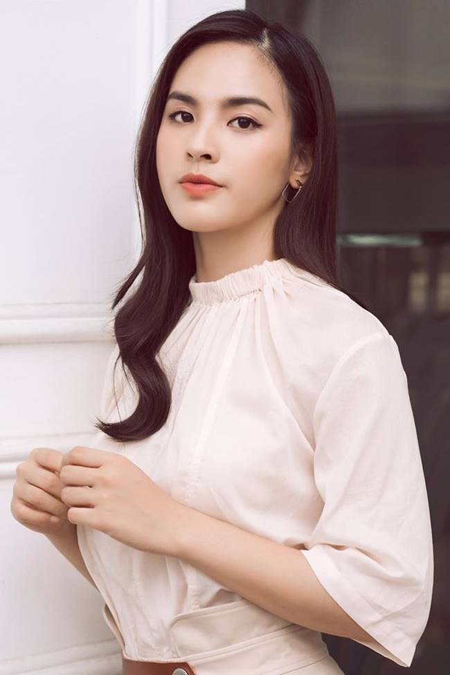 Và phong cách thời trang của một BTV đài VTV được phác họa ở một khía cạnh khác qua lời kể của Quỳnh Nga, giúp khán giả hiểu thêm, không phải cứ dẫn sóng là được mặc đẹp, sang hay trang điểm cầu kỳ.