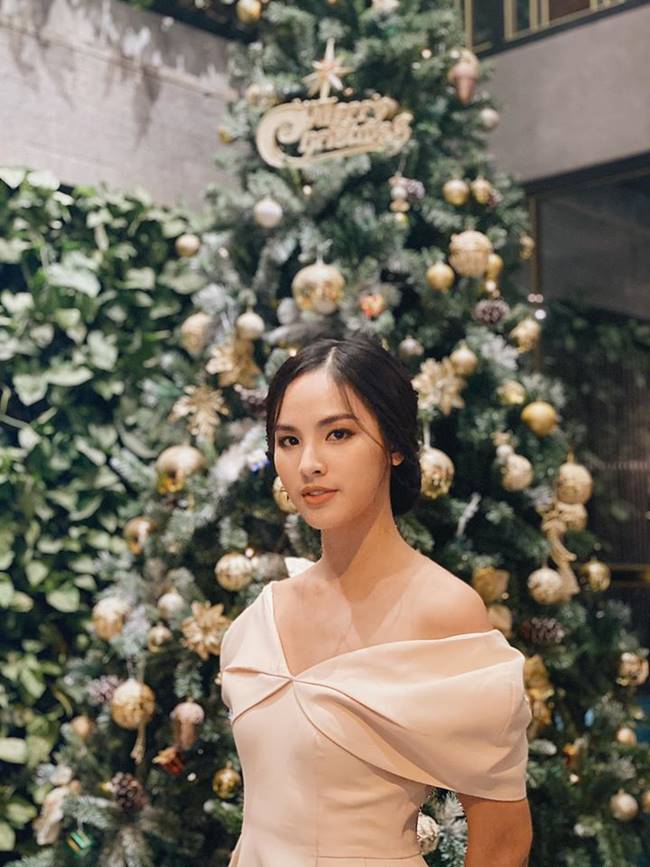 Dù công việc của Quỳnh Nga là biên tập nhưng cô luôn xuất hiện trên những bản tin dẫn ngoài hiện trường.