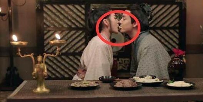 Thời điểm đóng phim, Vạn Thiến đang mang thai ở tháng thứ 5. Tuy nhiên vì diện trang phục cổ trang rộng, cô dễ dàng giấu được bụng bầu.