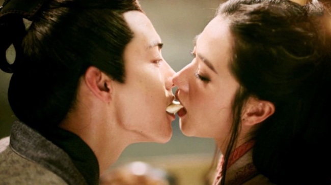 Trong "Tam Quốc cơ mật", Vạn Thiến và Mã Thiên Vũ có một cảnh khóa môi rất ngọt ngào. Tuy nhiên, ở hậu trường, thực chất cặp đôi lấy một chiếc bánh bao đặt ở giữa, tạo thành nụ hôn bánh bao rất lãng mạn.