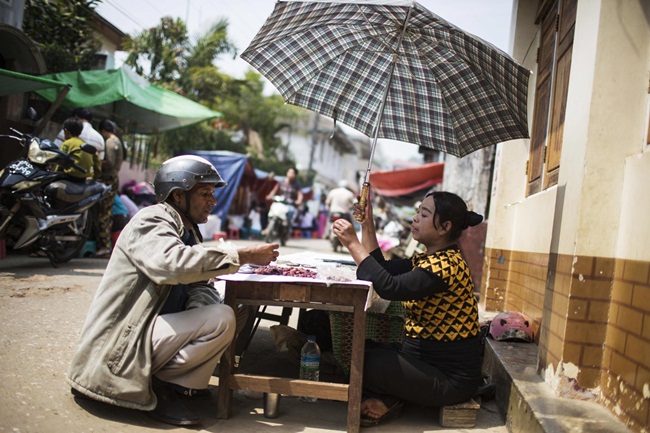 Ở một khu chợ địa phương bán cả các loại đá quý thô và các viên đã cắt.